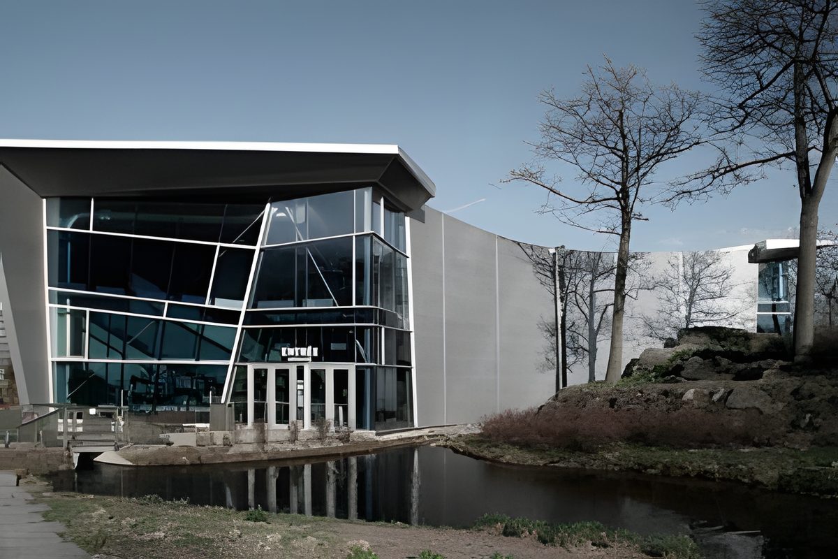L'entrée vitrée de l'Aquarium de Québec, murs de béton et arbres