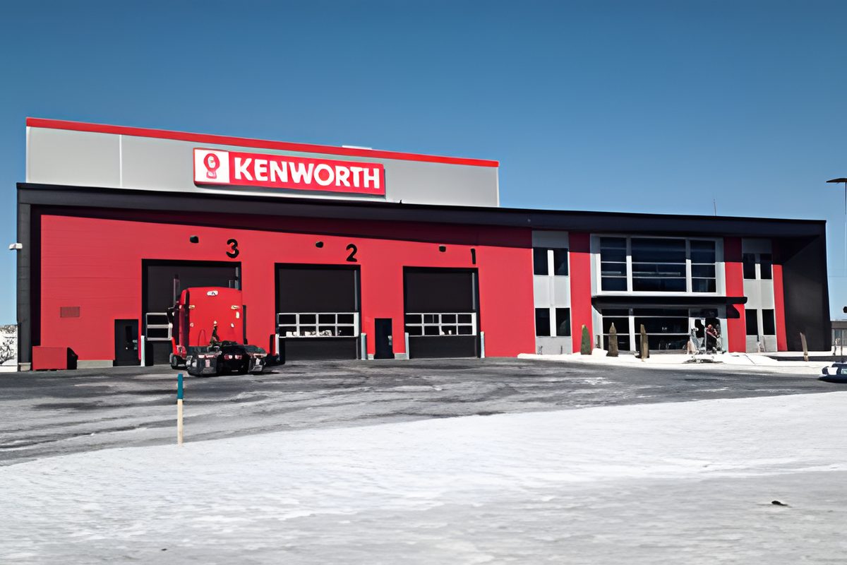 Le garage Kenworth de St-George : dalle et murs de béton frais entre les coffrages