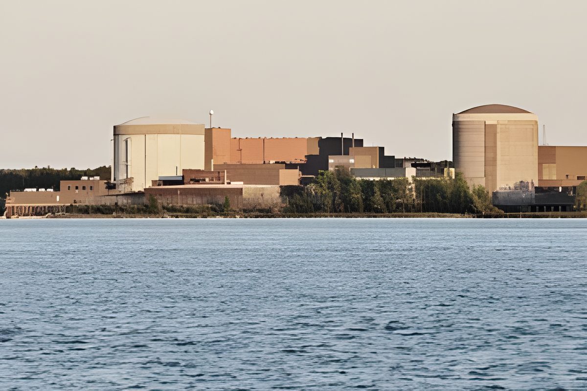 La centrale nucléaire Gentilly vue du fleuve