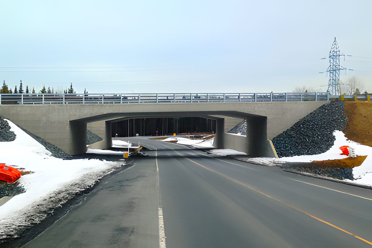 Le viaduc de la 181e Rue à Beauceville, la route qui passe dessous, un peu de neige